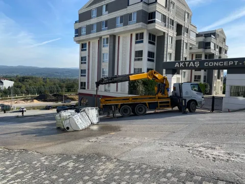 Kamyon kasasından düşen tanklardaki kimyasal madde yola sızdı - fotoğraf 1