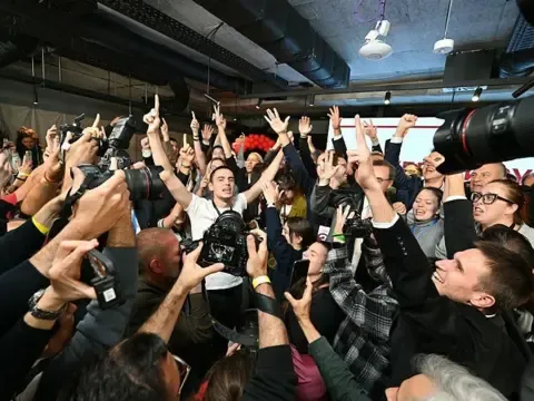 Sırbistan'da iktidardaki Vucic'in öğrenci hareketine yenilmesi sonrası kutlamalar yapılıyor - fotoğraf 6