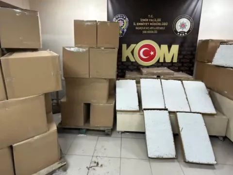 İzmir'de seyyar kaçakçılık darbesi: Minibüs dolusu makaron yakalandı - fotoğraf 3