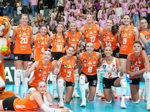 Memorial ve Eczacıbaşı Spor Kulübü, meme kanseri farkındalığını fileye taşıdı - fotoğraf 1