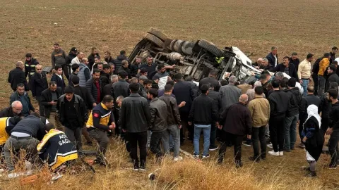 3 aracın karıştığı kazada ortalık savaş alanına döndü! Çok sayıda yaralı var