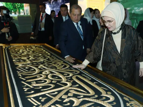 Emine Erdoğan'dan İmam Buhari Türbesi'ne ziyaret - fotoğraf 1