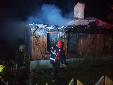 Bolu'da sağanak sırasında korkunç olay: Yıldırım düşen 2 katlı ev küle döndü - fotoğraf 4