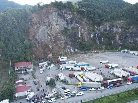 Gökten kaya yağdı! TIR parkında facia! - fotoğraf 2