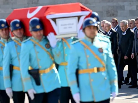 Yüzüne bile bakmadı! Cenaze töreninde buz gibi selamlaşma - fotoğraf 5