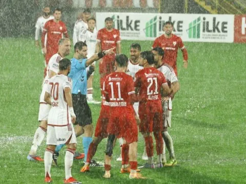 Ümraniyespor-Boluspor maçına yağmur engeli! - fotoğraf 1