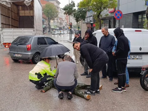 Kadın polisin insanlık dersi: Yağmurda yaralının ıslanmasına izin vermedi - fotoğraf 4