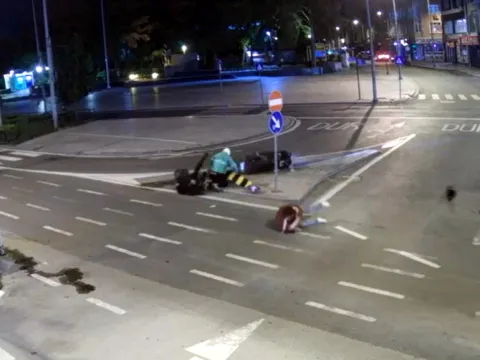 Yola aniden çıkan motosiklet kazaya neden oldu: 3 kişi asfalta savruldu - fotoğraf 3