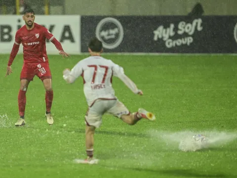 İstanbul'da futbola yağmur engeli! Maç iptal edildi - fotoğraf 1