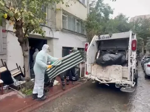 İstanbul'da kötü koku gelen daireden 4 ton atık çıkarıldı - fotoğraf 1