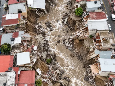 Nehir kıyısındaki toprak çökmeye başladı: Evleri birer birer yutuyor - fotoğraf 1