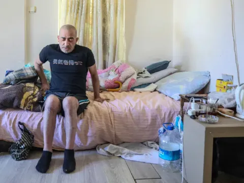 İşten dönünce koltukta uyuyakaldı, uyandığında felç kaldı - fotoğraf 1