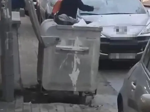O anlar kamerada... Tartıştığı eşinin otomobiline çekiçle daldı - fotoğraf 2