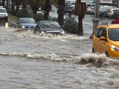 Bodrum’da sağanak; cadde ve sokaklar göle döndü, araçlar yolda kaldı - fotoğraf 1