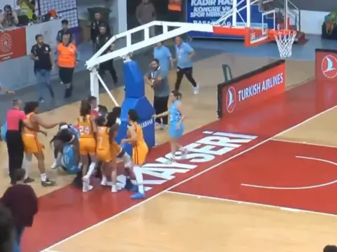 Basketbol maçında ortalık karıştı: Kadınlar saç baş birbirine girdi - fotoğraf 1