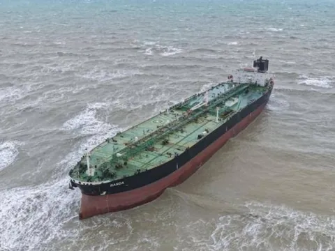 Sarıyer'de sürüklenen tanker kurtarıldı - fotoğraf 1