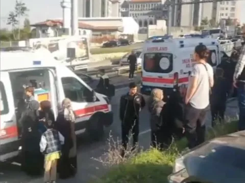 Çocuklarını kurtardı, minibüsün altında kalarak hayatını kaybetti - fotoğraf 1