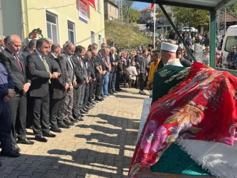 Bıçaklı saldırıda hayatını kaybetmişti: 10 yaşındaki Eslem'e son görev... - fotoğraf 1