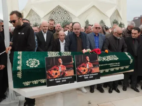 Şarkıcı Nev son yolculuğuna uğurlandı. Tabutu başında gözyaşları sel oldu - fotoğraf 1