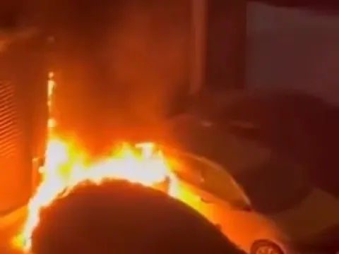 Kadıköy’de akılalmaz yangın! Aydınlatma direği araçları yaktı - fotoğraf 2