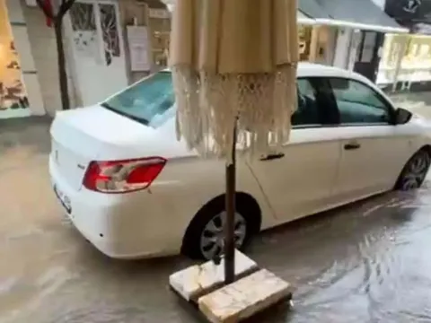 İzmir'de sağanak etkili oldu; cadde ve sokaklar su altında kaldı - fotoğraf 2