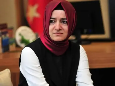 FATMA BETÜL SAYAN KAYA KİMDİR, KAÇ YAŞINDA, NERELİ? AK Parti'deki Görevlerinden Neden Ayrıldı? İşte Hayatı ve Siyasi Kariyeri - fotoğraf 2