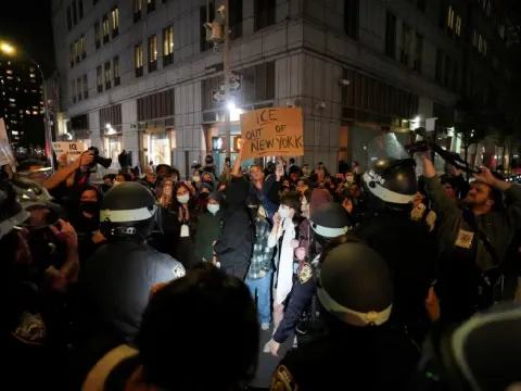 New York'ta göçmen operasyonunda yine silahlar patladı. Yüzlerce kişi sokağa çıktı - fotoğraf 1