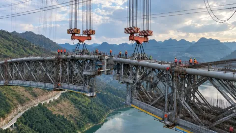 570 metrelik dev kemer havada birleştirildi: Üzerinden trenler geçecek