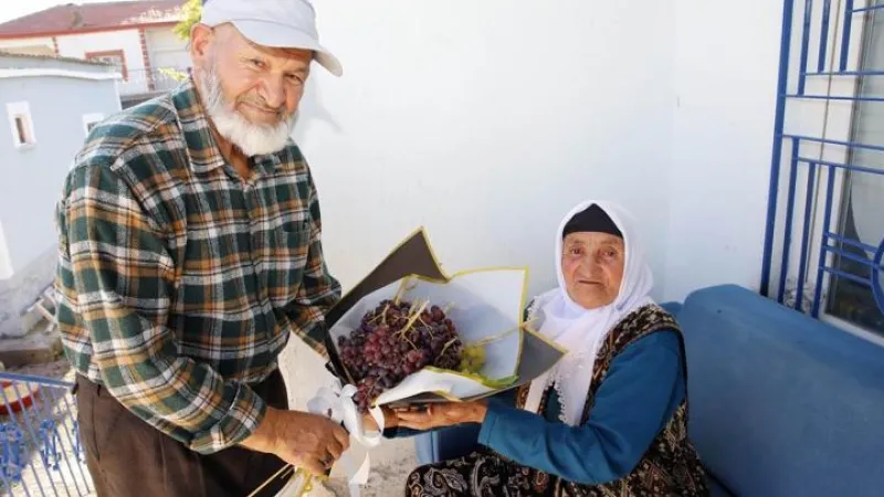 58 yıllık eşine çiçek yerine üzüm buketi hediye etti