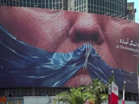 “Çaresiz ve aciz” | Tahran'da savaşın dili değişti: Billboardlar konuşuyor Trump'a ne anlatıldı? - fotoğraf 4