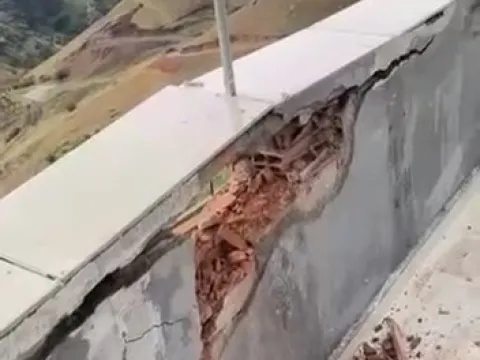 Yıldırım isabet eden iki katlı bina hasar gördü - fotoğraf 1