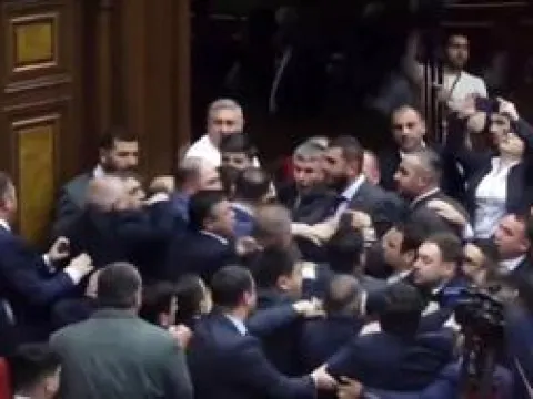 Ermenistan Meclisi’nde yumruklar konuştu - fotoğraf 1