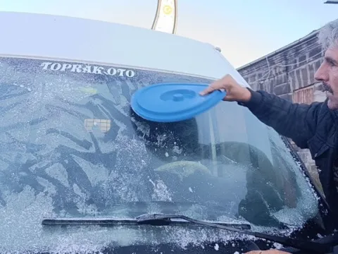 Kars'ta dondurucu ayaz: Sabah araçlarının başına gidenler buz tutan camlarla karşılaştı - fotoğraf 3
