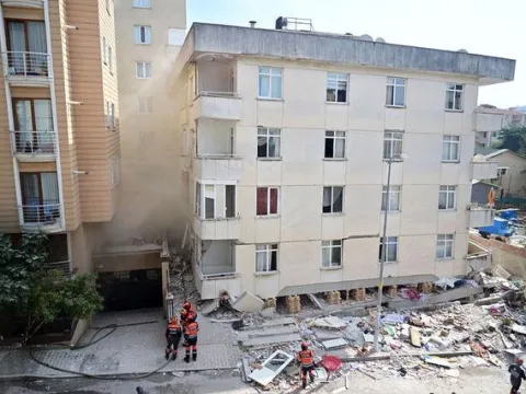 Kat kat gelen felaket! 3 katlı iş merkezi 7 katlı apartman oldu - fotoğraf 5