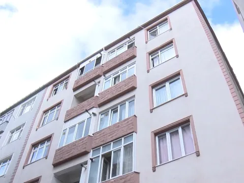 İstanbul'da akılalmaz olay! 16 yaşındaki iki kız sarkıttıkları çarşafla kaçarken 3. kattan düştü - fotoğraf 1