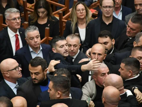 Öğrenci protestoları meclisi karıştırdı: Vekiller tekme tokat birbirine girdi - fotoğraf 1