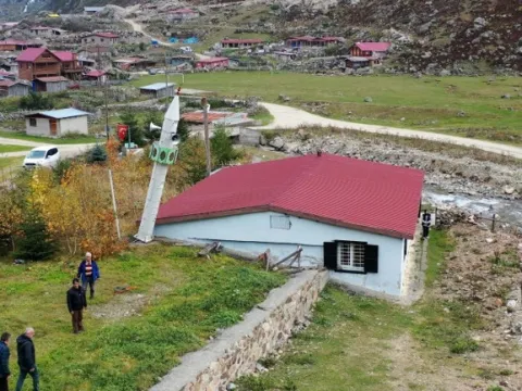 Rize'de kış öncesi gelenek bozulmadı: Çığa karşı minareyi yere yatırdılar - fotoğraf 5