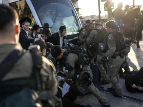 İsrail'de 'zorunlu askerlik' karşıtı Haredilere polisten sert müdahale - fotoğraf 1