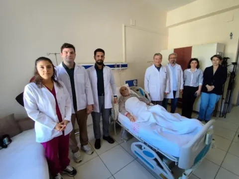 Türkiye'de ilk kez gerçekleştirildi: Sağ böbreği leğen kemiğinde olan hastaya başarılı operasyon - fotoğraf 3