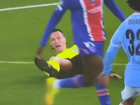 Dünyanın en pahalı transferi hakemi tutup yere serdi - fotoğraf 5