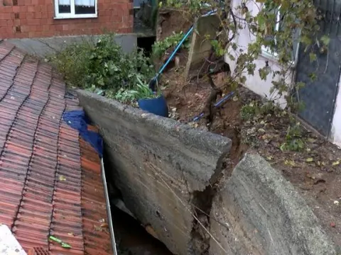 Beykoz’da istinat duvarı çöktü; 3 katlı bina tahliye edilecek - fotoğraf 2