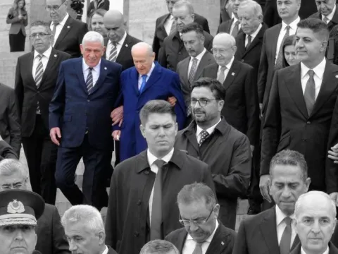 İYİ Parti'de "kola girme" polemiği! Usta itiraz etti, Dervişoğlu bu yanıtı verdi - fotoğraf 1