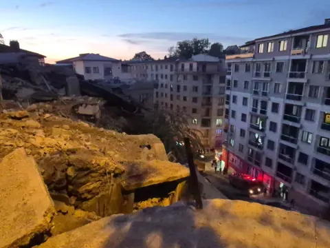 Zonguldak'ta 3 katlı bina çöktü: Enkaz altında kalan 2 kişiden 1'i kurtarıldı - fotoğraf 1