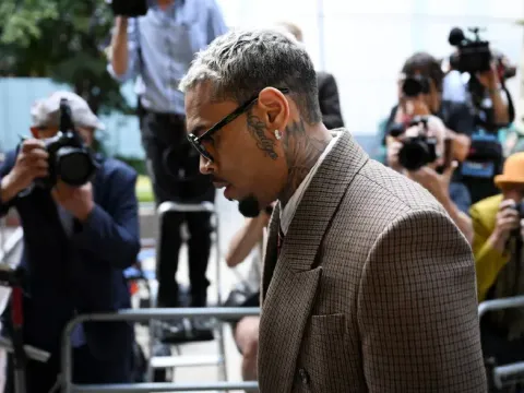 Kulüpte kavgaya karışmıştı. Grammy ödüllü Chris Brown hakim karşısında - fotoğraf 1