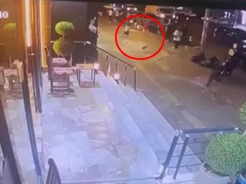 Balkondan yola taşlar döküldü: Ölümden saniyelerle kaçış kamerada! - fotoğraf 1
