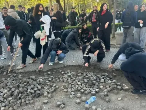 Arnavutluk'ta başbakanın istifasını isteyen protestocular yedinci günde de polisle çatıştı - fotoğraf 6