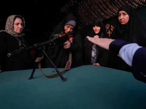 İran 'Can Feda' dedi: Kadınlara tüfek ve uçaksavar eğitimi - fotoğraf 3
