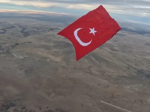 Mehmetçik'ten gökyüzünde gururlandıran rekor: 3 bin metrekarelik Türk bayrağı dalgalandırıldı - fotoğraf 3