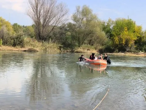 Piknik yaparken nehir taştı: Mahsur kalan 2 kişiyi itfaiye botla çıkardı - fotoğraf 3
