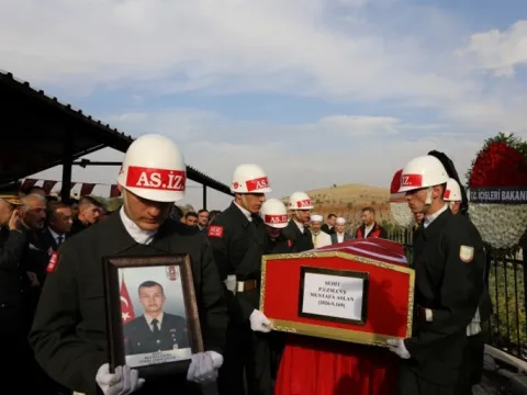 Gaziantep'e şehit ateşi düştü: Bebek bekleyen Uzman Çavuş Mustafa Aslan son yolculuğuna uğurlandı - fotoğraf 3